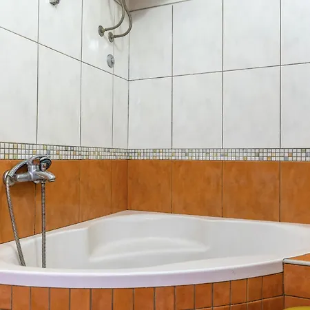 3 Bedroom Cozy In Apartment *