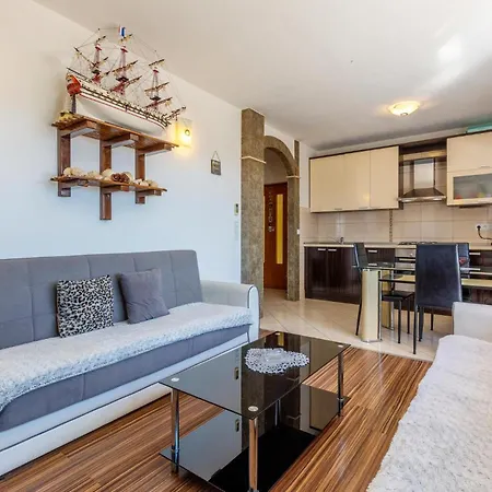 3 Bedroom Cozy In Apartment